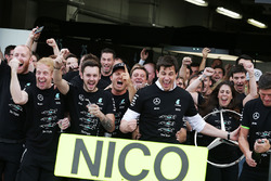 Переможець Ніко Росберг, Mercedes AMG F1 святкує Кубок конструкторів з керівником Mercedes AMG F1 То