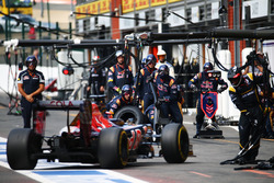 Daniil Kvyat, Scuderia Toro Rosso STR11 fa un pit stop