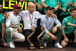 Переможець гонки Льюїс Хемілтон, Mercedes AMG F1 святкує разом з Дітером Цетше, Daimler AG CEO, това
