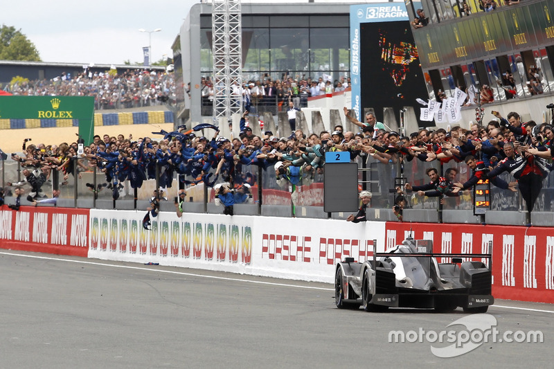 Ganador e la carrera #2 Porsche Team Porsche 919 Hybrid: Romain Dumas, Neel Jani, Marc Lieb
