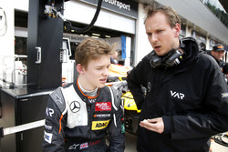 Callum Ilott, Van Amersfoort Racing Dallara F312 Mercedes-Benz con su ingeniero