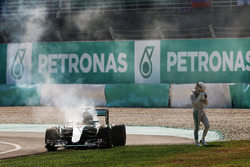 Льюіс Хемілтон, Mercedes AMG F1 W07 Hybrid сходить з гонки