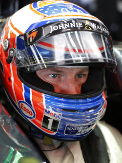 Jenson Button, McLaren MP4-31 se encuentra con casco en la cabina