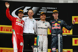 Подиум: победитель - Нико Росберг, Mercedes AMG F1 Team, второе место - Себастьян Феттель, Ferrari,