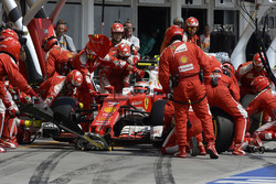 Kimi Raikkonen, Ferrari SF16-H en los pits