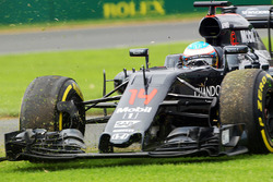 Fernando Alonso, McLaren MP4-31 spins