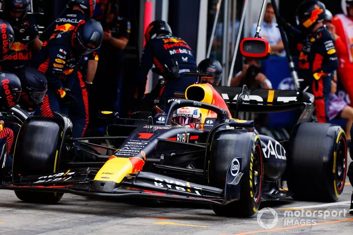 Max Verstappen, Red Bull Racing RB19, hace una parada