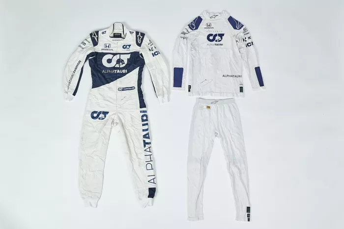 Yuki Tsunoda kit de carrera 2021 firmado