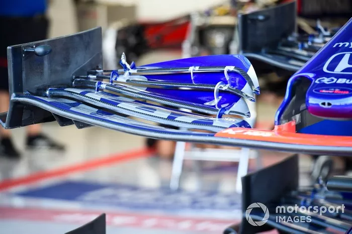 Asa dianteira do Toro Rosso STR14 