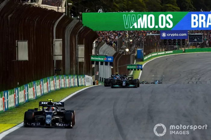 Pierre Gasly, AlphaTauri AT02, Lewis Hamilton, Mercedes W12, y Esteban Ocon, Alpine A521