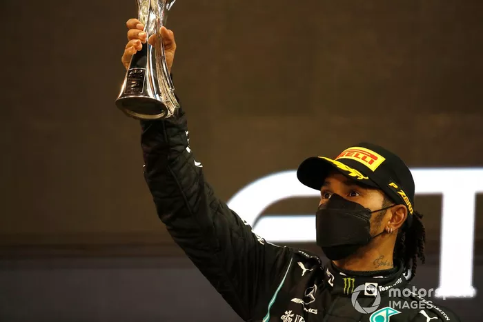 Podio: segundo lugar Lewis Hamilton, Mercedes