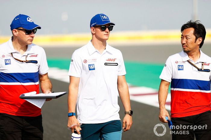 Mick Schumacher, Haas F1, y Ayao Komatsu, ingeniero jefe de Haas, recorren la pista