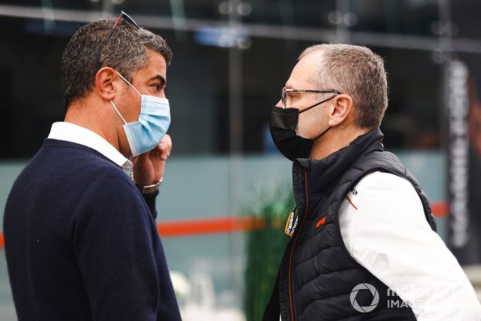 Michael Masi, director de carrera, y Stefano Domenicali, director general de la Fórmula 1 