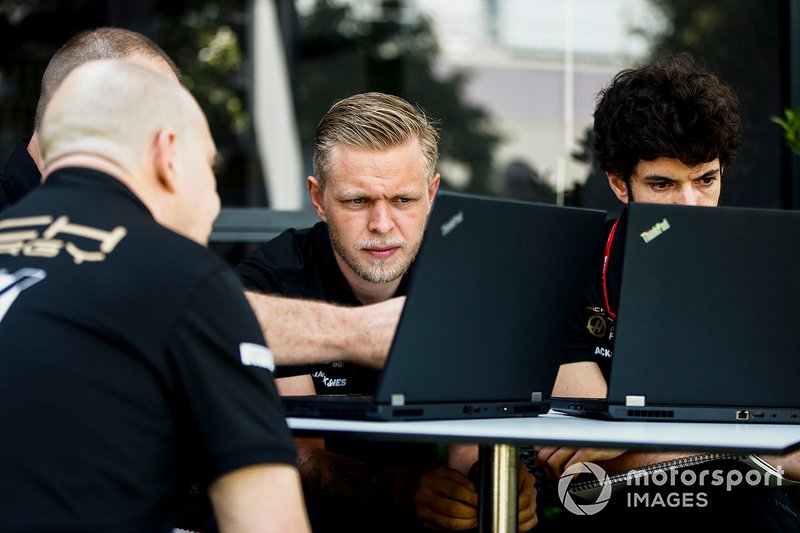 Kevin Magnussen, Haas F1 Team with engineers