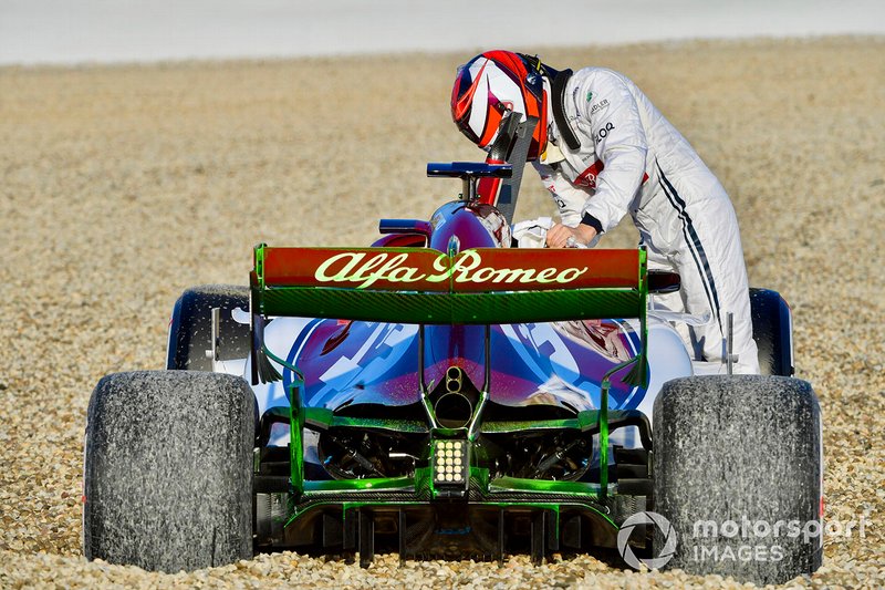 Kimi Raikkonen sale del Alfa Romeo Racing C38