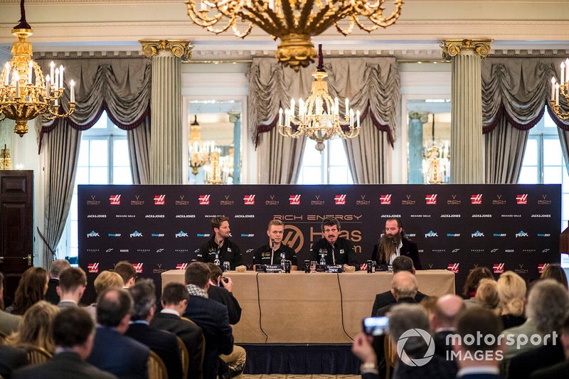 Romain Grosjean, Haas F1 Team, Kevin Magnussen, Haas F1 Team, Guenther Steiner, Team Principal, Haas F1 e William Storey, CEO Rich Energy, durante la conferenza stampa