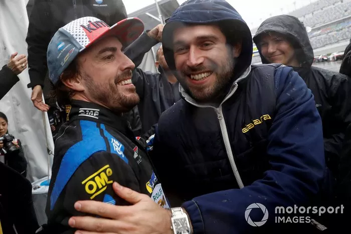 Fernando Alonso es felicitado tras su victoria en Daytona