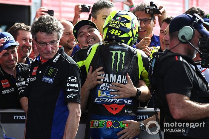 Segundo lugar Valentino Rossi, Yamaha Factory Racing celebra en parc ferme