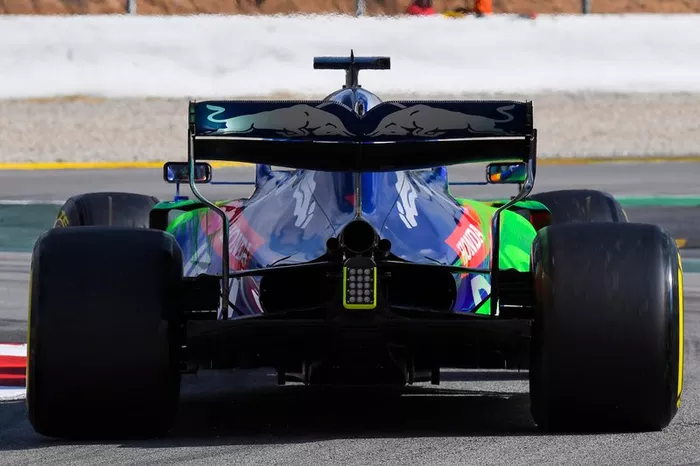Alexander Albon, Scuderia Toro Rosso STR14, con parafina