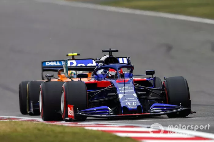 Daniil Kvyat, Toro Rosso STR14, y Lando Norris, McLaren MCL34