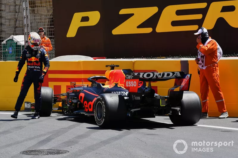 I commissari assistono Max Verstappen, Red Bull Racing RB16B, dopo l'incidente nelle FP3