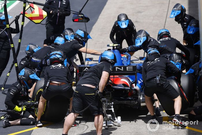 Esteban Ocon, Alpine A521, in the pits