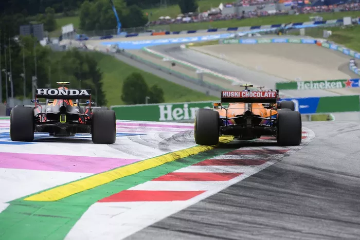 Sergio Pérez, Red Bull Racing RB16B, Lando Norris, McLaren MCL35M
