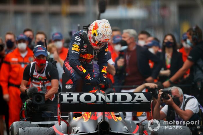 Ganador de la carrera Max Verstappen, Red Bull Racing, celebra en Parc Ferme