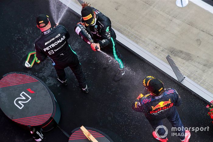 Podio: ganador de la carrera Max Verstappen, segundo lugar Lewis Hamilton, Mercedes, tercer lugar Valtteri Bottas, Mercedes
