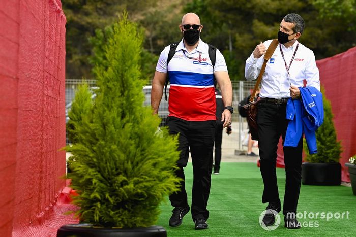 Stuart Morrison, jefe de prensa de Haas F1 Team y Guenther Steiner, Team Principal, Haas F1