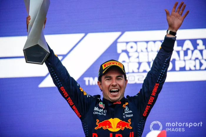 Podio: ganador de la carrera Sergio Pérez, Red Bull Racing
