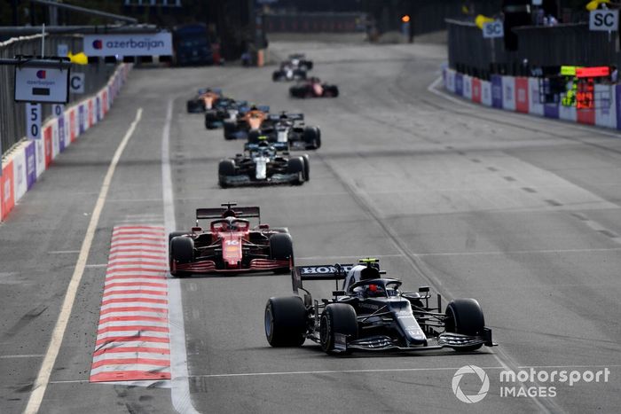 Pierre Gasly, AlphaTauri AT02, Charles Leclerc, Ferrari SF21, Sebastian Vettel, Aston Martin AMR21