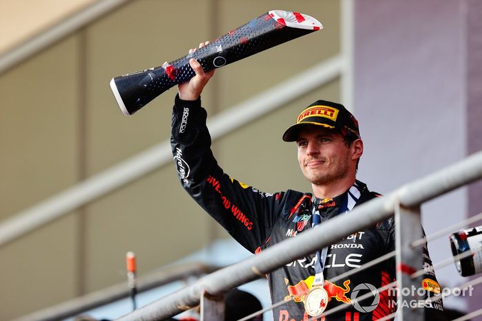 Max Verstappen, Red Bull Racing, 1ª posición, en el podio con su trofeo.
