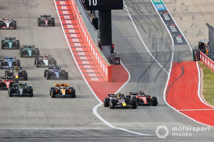 Max Verstappen, Red Bull Racing RB19, aprieta a Charles Leclerc, Ferrari SF-23, mientras llevan a Lewis Hamilton, Mercedes F1 W14, Lando Norris, McLaren MCL60, el resto del campo lejos para el comienzo de la carrera Sprint.