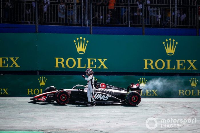 Kevin Magnussen, Haas VF-23, sale de su coche dañado tras un incidente en la salida con Alex Albon, Williams Racing