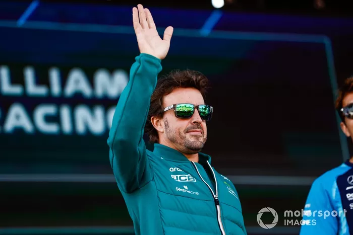 Fernando Alonso, Aston Martin F1 Team, habla a los aficionados desde un escenario