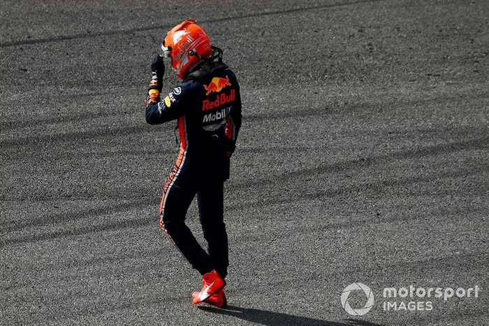 Max Verstappen volta para o pitlane