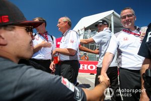 El piloto de Honda Robert Wickens, se prepara para conducir el Arrow Acura NSX, antes de la carrera, Ted Klaus, presidente de Honda Performance Development