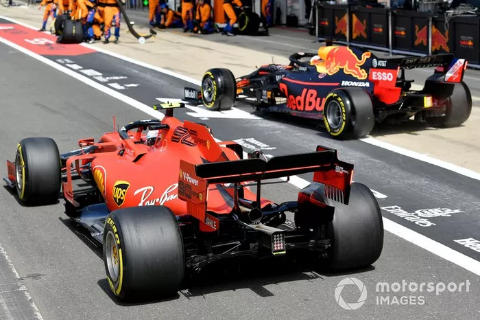 Max Verstappen, Red Bull Racing RB15, y Charles Leclerc, Ferrari SF90, corren para ser los primeros en salir del pit lane