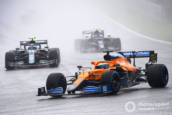 Daniel Ricciardo, McLaren MCL35M, Sebastian Vettel, Aston Martin AMR21