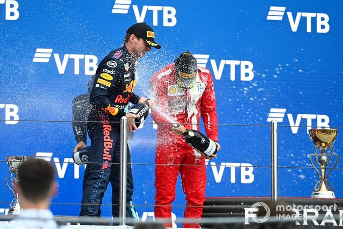Podio: segundo lugar Max Verstappen, Red Bull Racing, tercer lugar Carlos Sainz Jr., Ferrari