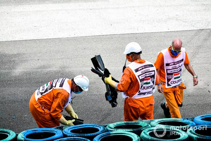 Los oficiales de pista retiran la carrocería del accidente de Mick Schumacher, Haas F1, en la FP3