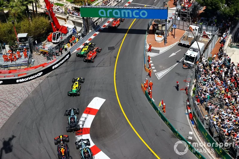 Charles Leclerc, Ferrari SF-24, Oscar Piastri, McLaren MCL38, Carlos Sainz, Ferrari SF-24, Lando Norris, McLaren MCL38, George Russell, Mercedes F1 W15, Max Verstappen, Red Bull Racing RB20, Lewis Hamilton, Mercedes F1 W15, au départ.