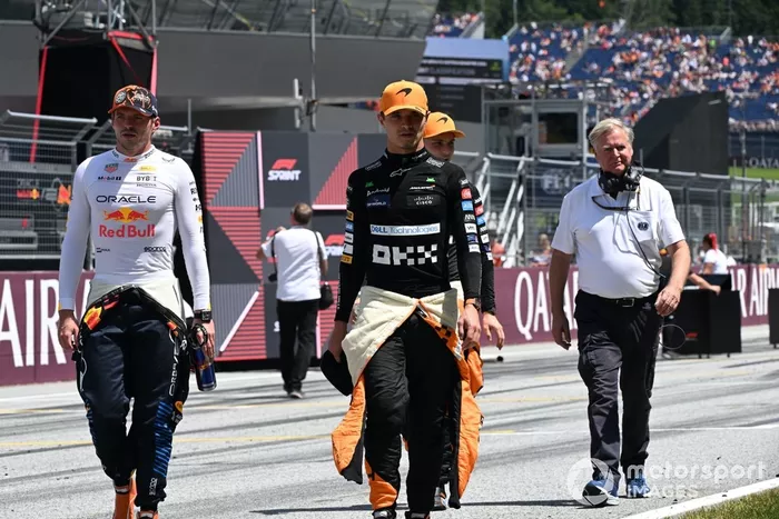 Max Verstappen, vencedor da corrida de velocidade, da Red Bull Racing, com Lando Norris, da McLaren F1 Team, e Oscar Piastri, da McLaren F1 Team 