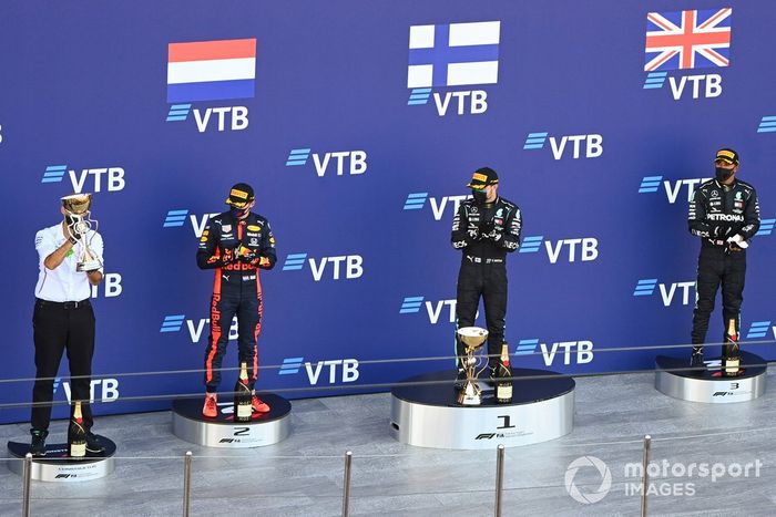 Podio: ganador de la carrera Valtteri Bottas, Mercedes-AMG F1, segundo lugar Max Verstappen, Red Bull Racing, tercer lugar Lewis Hamilton, Mercedes-AMG F1