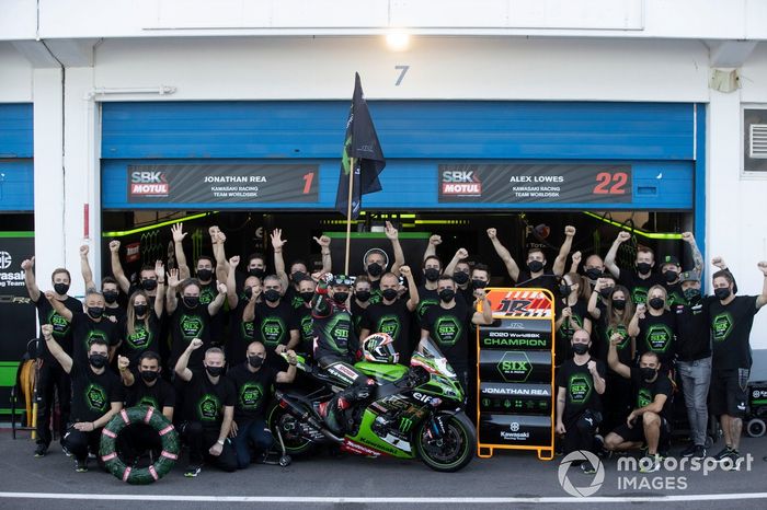 Jonathan Rea, del equipo Kawasaki Racing Team celebra su sexto Campeonato Mundial