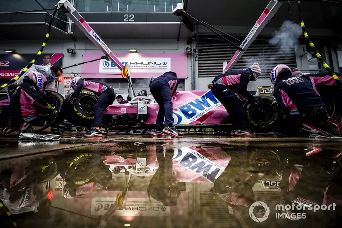El equipo Racing Point practica pitstops