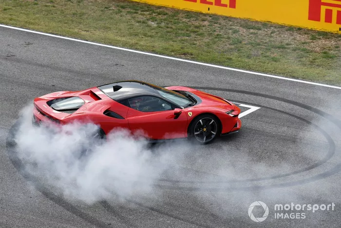 Sebastian Vettel, Ferrari, hace unas donuts en el SF90 Stradale
