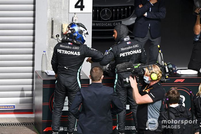 Segundo Valtteri Bottas, Mercedes-AMG F1 y el ganador de la pole Lewis Hamilton, Mercedes-AMG F1 celebran en Parc Ferme 