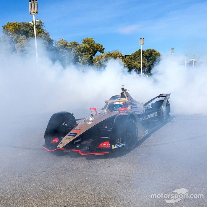 Antonio Felix Da Costa, piloto de DS TECHEETAH FE Team, celebra el campeonato de Fórmula E en Lisboa, Portugal